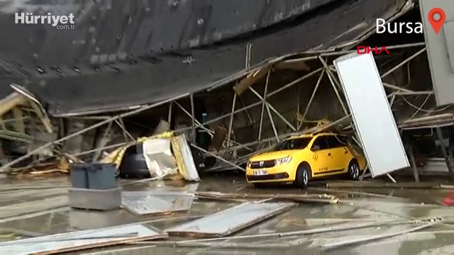 Bursa'da otobüs terminaline yıldırım düştü... Çatı çöktü, ağaçlar yıkıldı