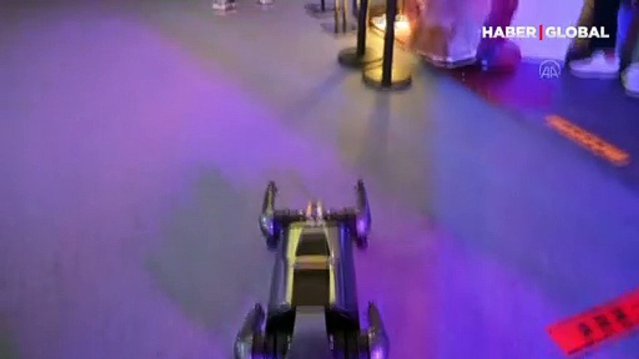 Robot köpek tek kişilik dev orkestra oldu: Dans performansı ilgiyle izlendi