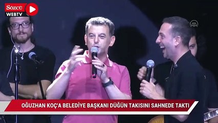 Oğuzhan Koç'a belediye başkanı düğün takısını sahnede taktı