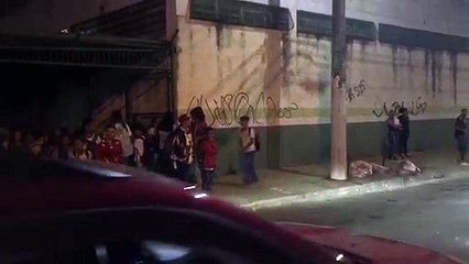 Estudantes esperam mais de uma hora pelo transporte escolar