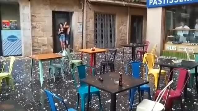 Una niña de 20 meses fallecida y 67 heridos por la intensa granizada en La Bisbal