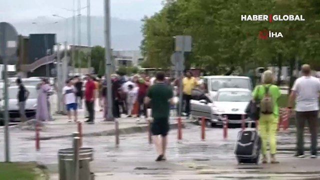 Otobüs terminaline yıldırım düştü! Çatı çöktü, ağaçlar yıkıldı