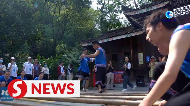 Malaysian twins experience intangible cultural heritage in China