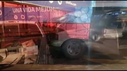 El conductor de una camioneta se impactó contra un remolque en carretera libre a Zapotlanejo