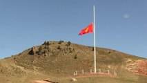 Kırgızistan bayrağı, ülkenin bağımsızlığının 31. yıl dönümünde Tanrı Dağları'nda göndere çekildi
