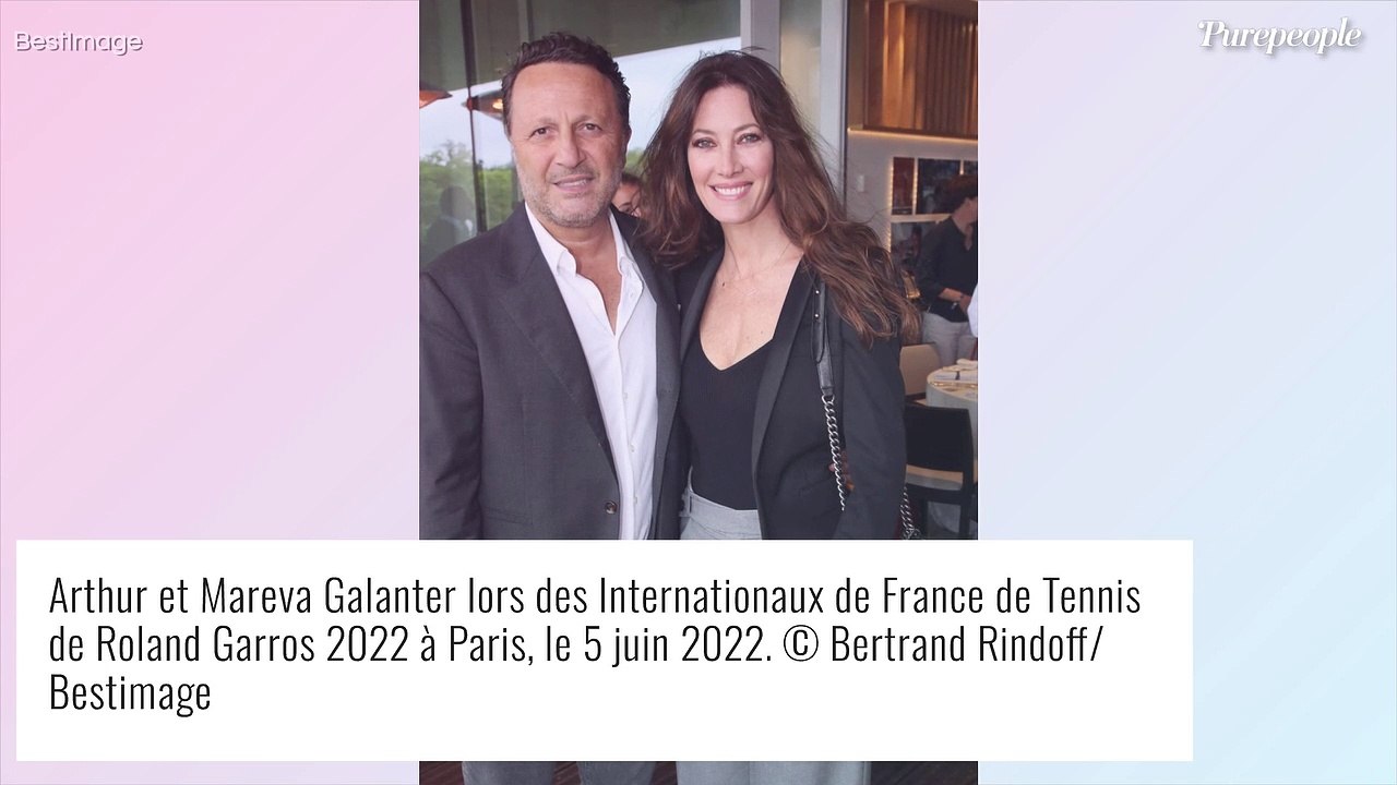 Mareva Galanter topless et sertie de fleurs, la femme d'Arthur canon sous les cocotiers !