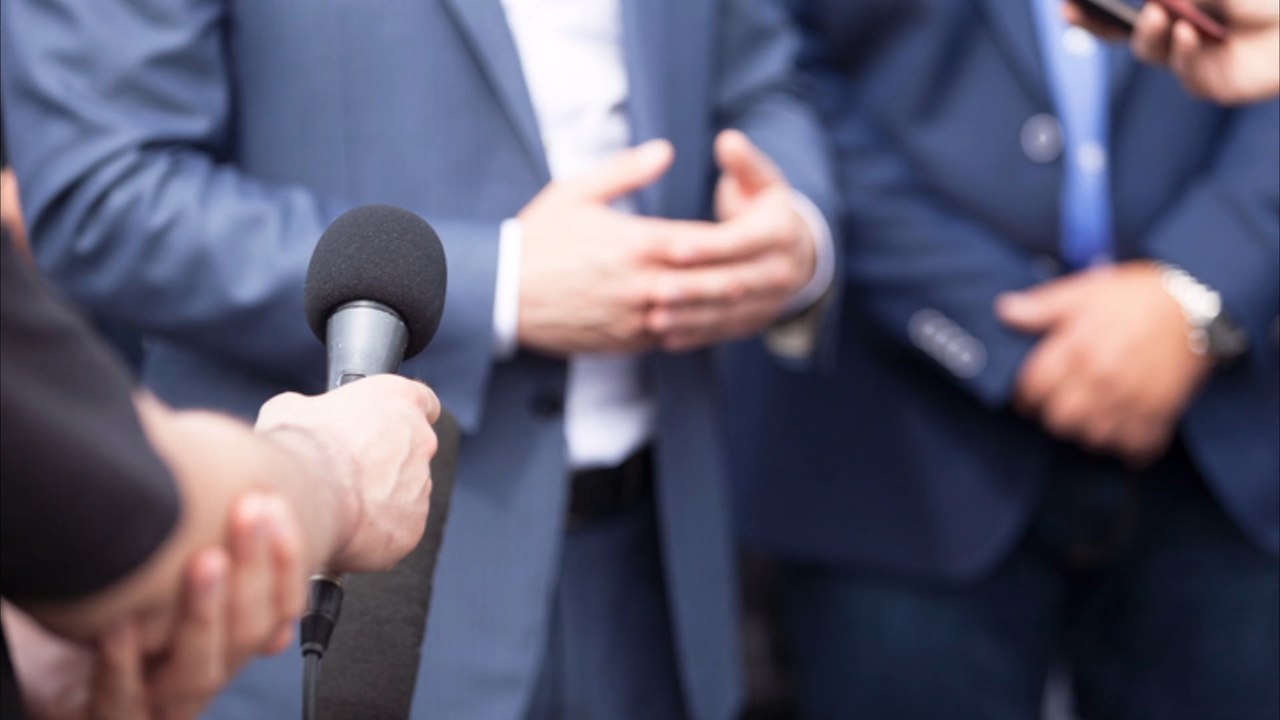 Thüringen: bürgermeister nach angriff auf reporter suspendiert!