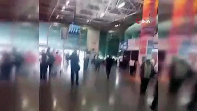 Otobüs terminaline yıldırım düşme anında yaşanan panik kamerada