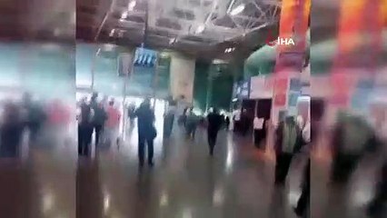 Otobüs terminaline yıldırım düşme anında yaşanan panik kamerada