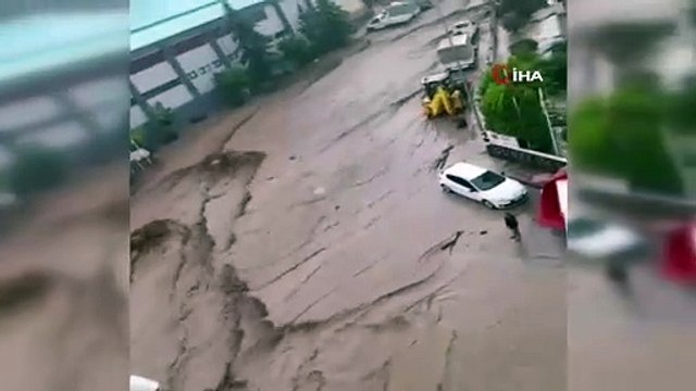 Mudanya’da bir aile sel sularından son anda kurtarıldı...