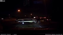 Une voiture perd sa remorque avec un bateau en pleine autoroute