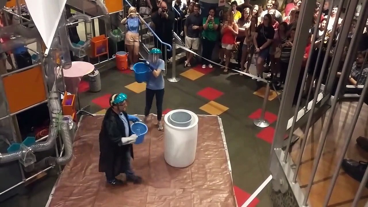 Azote liquide + eau chaude = BOOOM... Experience risquée