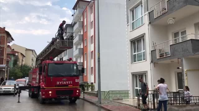 Evde kilitli kalan 5 aylık bebeği itfaiye ekipleri kurtardı