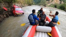 Afyon haber | OTOMOBİL ÇAY YATAĞINA YUVARLANDI, SÜRÜCÜYÜ RAFTİNGCİLER KURTARDI