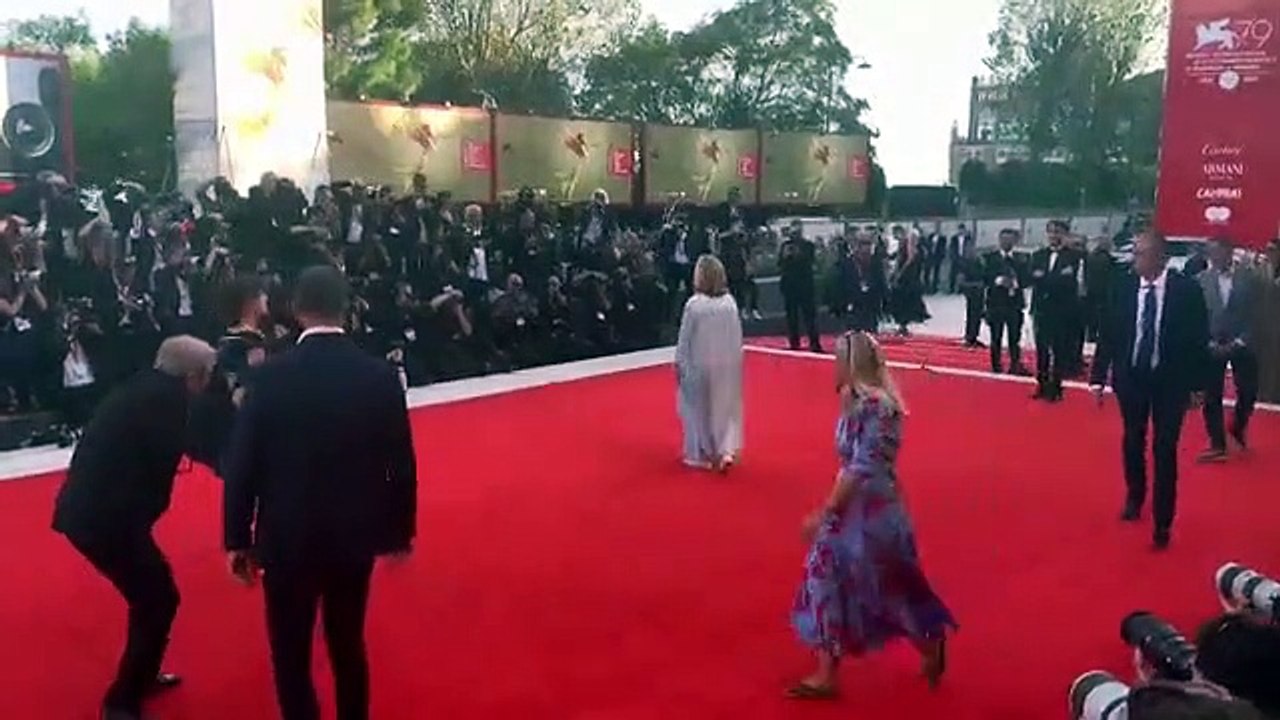 Mostra Venezia 2022, red carpet con Hillary Clinton - Video