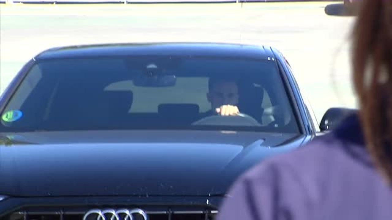 Reguilón firma sus primeros autógrafos como colchonero