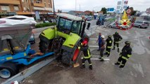 Veneto, sulla statale Pontebbana si ribalta camion carico d'uva