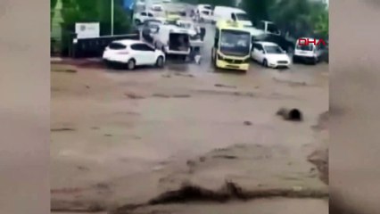 Bursa'dan korkutan görüntüler! Yollar göle döndü, binaları su bastı