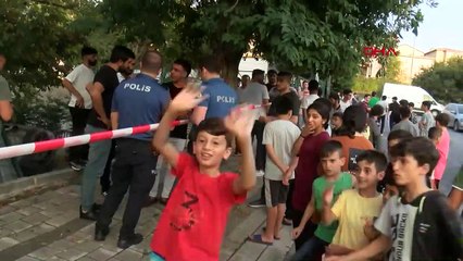 Okul bahçesine otomobil düştü