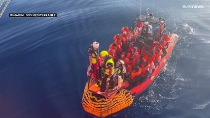 Salvini visita a sorpresa l'hotspot di Lampedusa: "Vedo uno scempio"