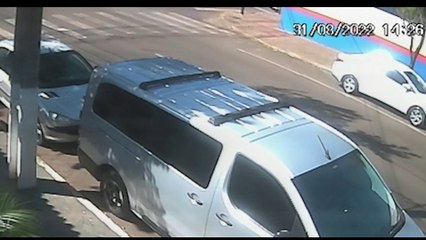 Câmera registra o momento em que IX35 colide contra uma árvore