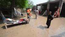Pakistanlılar sular altında yaşamlarını sürdürmeye çalışıyor