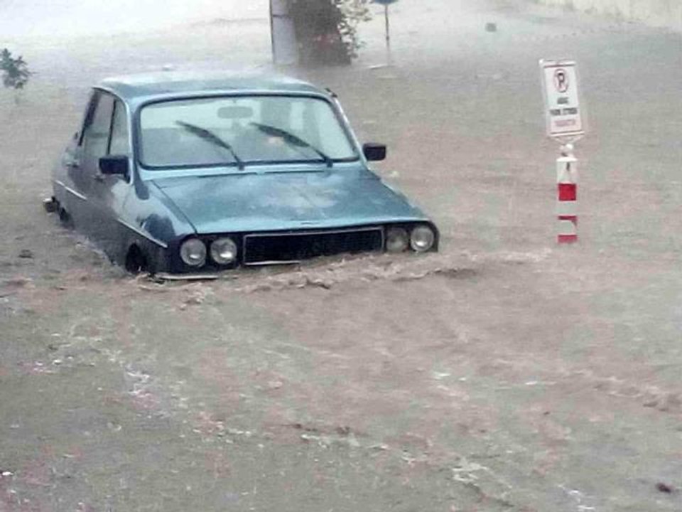 Manisa gündem haberleri... Manisa'da sağanak hayatı olumsuz etkiledi, üzüm sergileri su altında kaldı