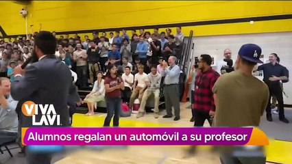 Alumnos le regalán automóvil a su profesor