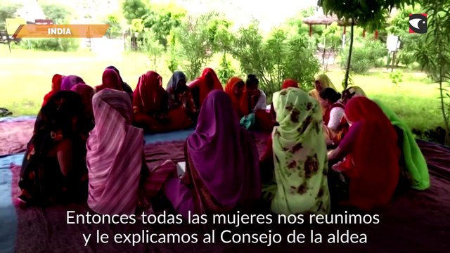 Las mujeres celebran el acceso al agua potable en sus casas