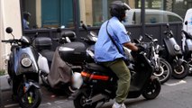 À Paris, la ruée sur les scooters électriques «pour ne pas payer le stationnement»