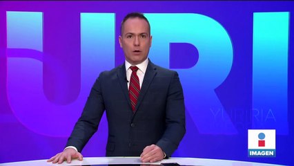 Mujer adorna tumbas en Villa Allende, Veracruz