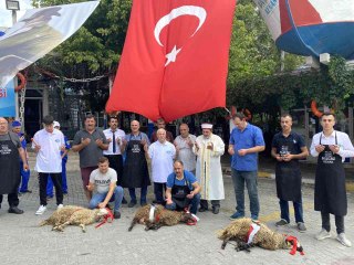 Denizlerde av yasağının kalkmasını 3 koç kesip dualarla karşıladılar