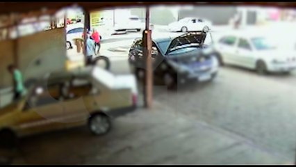 Câmera registra momento em que indivíduo furta celular no Bairro Floresta