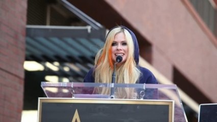Avril Lavigne celebra 20 años de éxito con una estrella en Paseo de la Fama