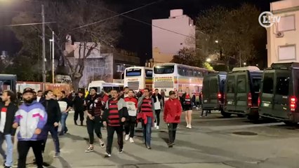 Torcida do Flamengo chega ao José Almafitani em clima de tranquilidade