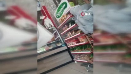 Çocuklarını görmek isteyen eski karısını satırla böyle kovaladı