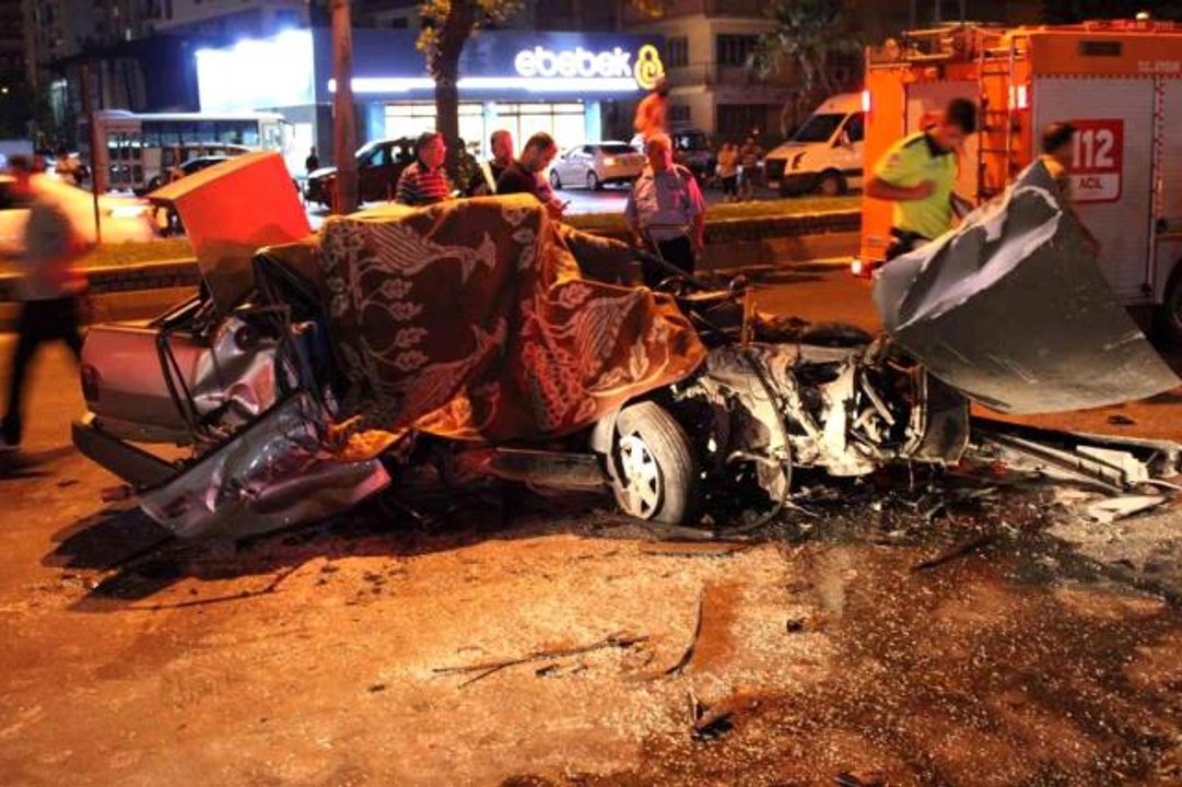 Aydın 3. sayfa haberleri | Aydın'da otomobil halk otobüsüne çarptı: 1 ölü, 3 yaralı