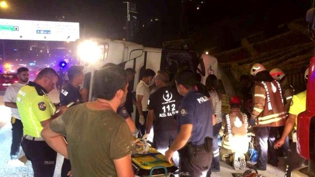 Son dakika haberleri... Ataşehir'de Minibüsle çarpışan beton mikseri devrildi: 2 yaralı