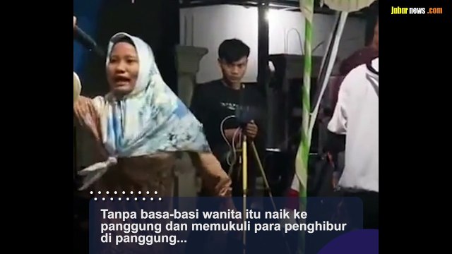 Viral Emak-emak Mengamuk dan Pukul Biduan Gegara Tak Terima Suaminya Ikut Joget di Panggung