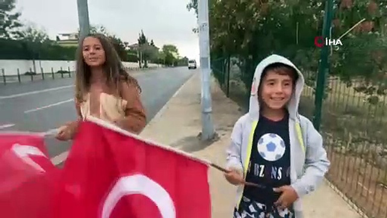 Cumhurbaşkanı Erdoğan 'Tayyip dede' diye seslenen çocuklara hediyeler verdi