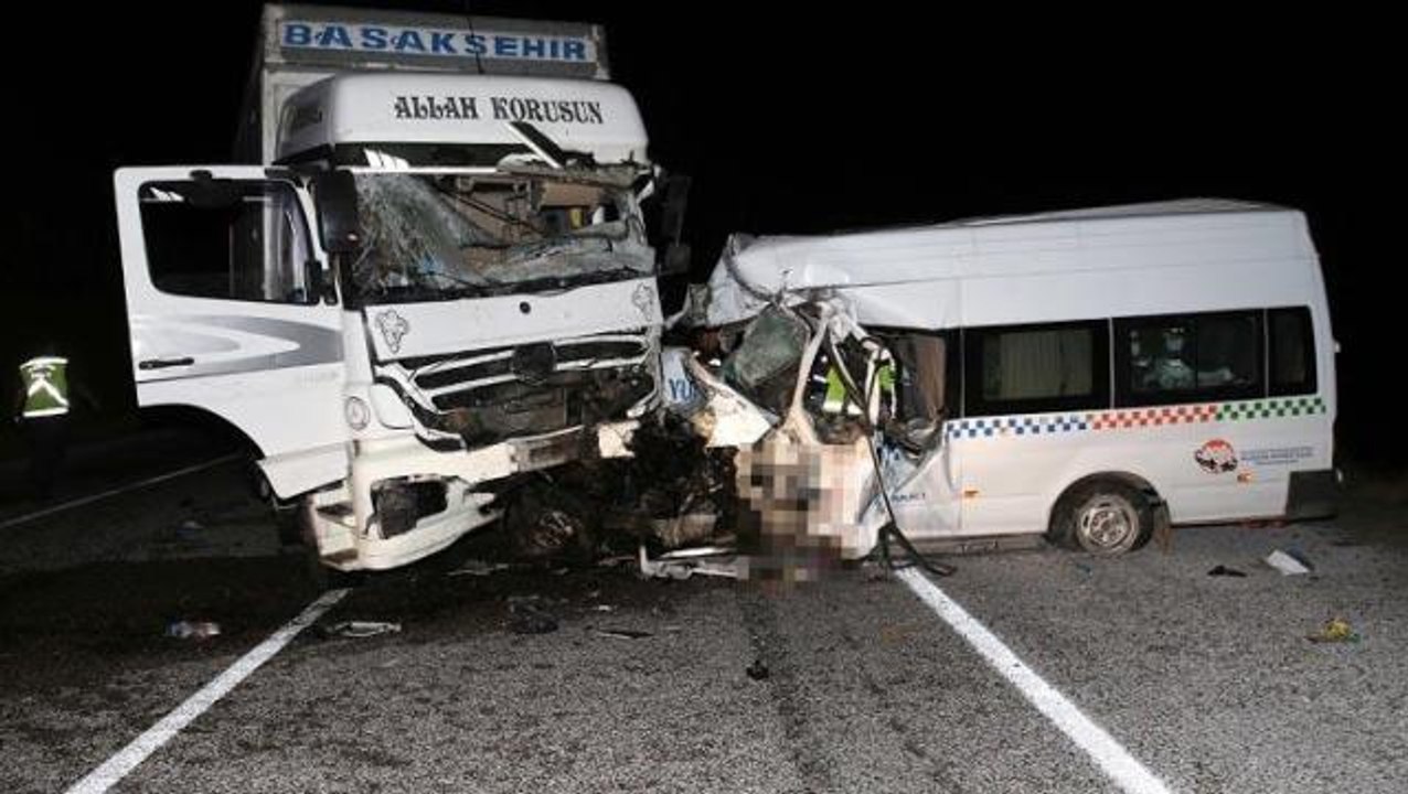 Düğünden dönenleri taşıyan minibüs, kamyonla çarpıştı: 8 ölü, 9 yaralı