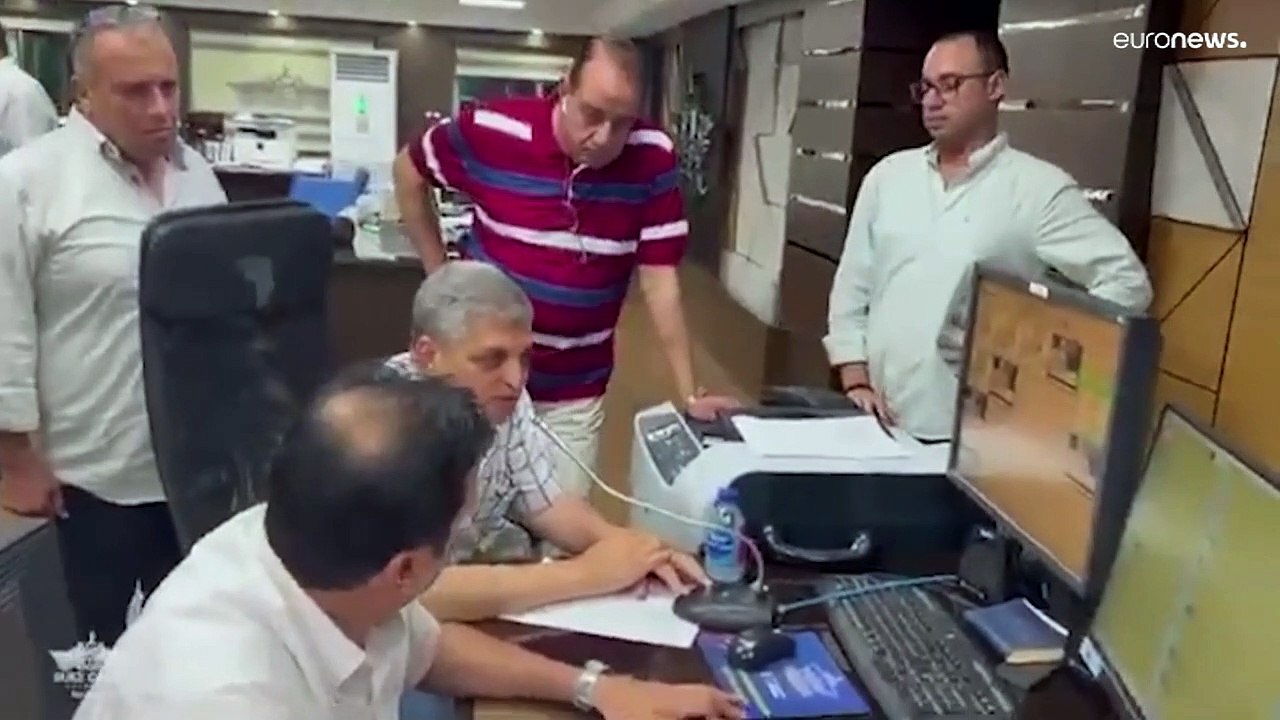 شاهد: ناقلة نفط عملاقة تعطّل حركة الملاحة في قناة السويس