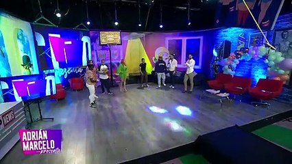 Conductor le pica las costillas a su compañera en programa en vivo