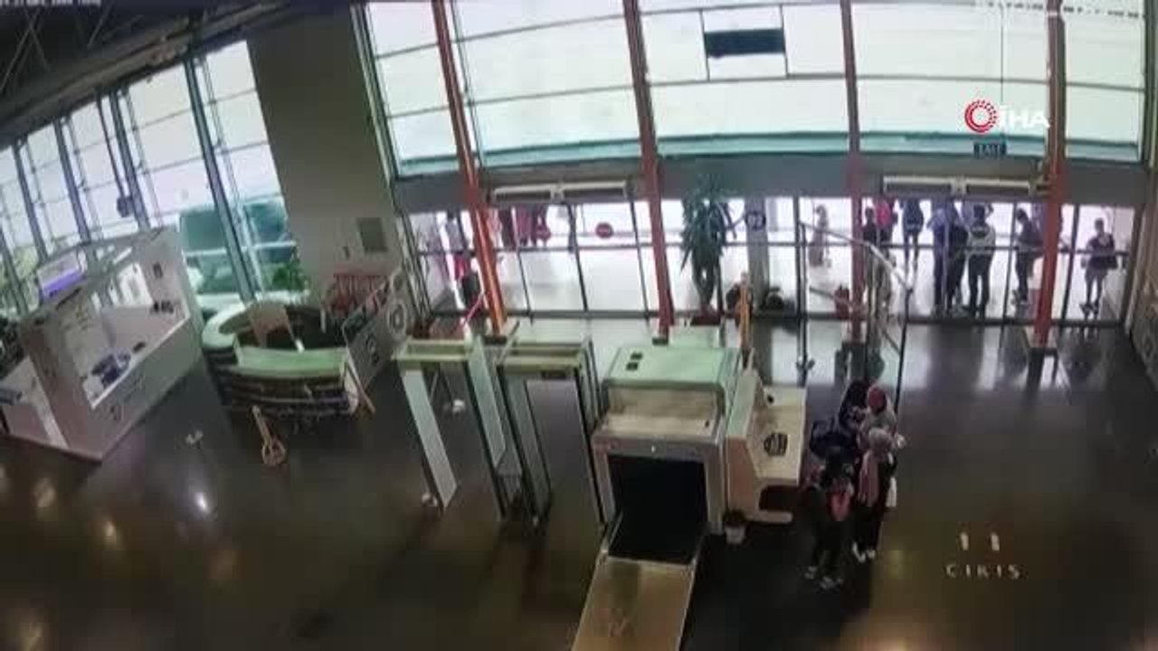 Bursa'da şehirler arası otobüs terminalinin çatı kısmının fırtına sebebiyle çökme anı kamerada