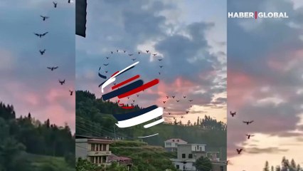 Gün batımı manzarasında kalp oluşturan kuşlar izleyenleri büyüledi