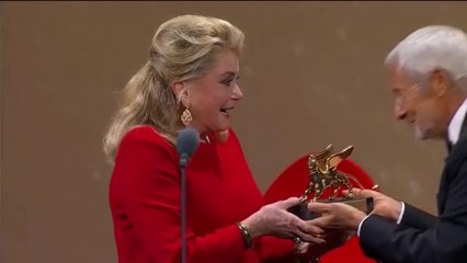 Catherine Deneuve recibe el León de Oro en el Festival de Cine de Venecia