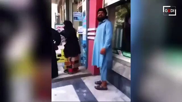 La paura per le strade di Kabul: I talebani usano le armi per ridurre le donne al silenzio