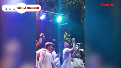 तरुणाने स्टेजवरच पेट घेतला