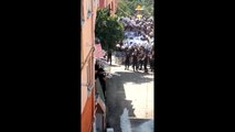 Tokatköy'de polis müdahalesi: Halk çatılara çıktı, polis biber gazı kullanıyor