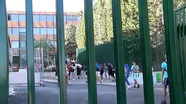 Ce sont des collégiens avant tout heureux de retrouver leurs copains qui sont rentrés ce matin.